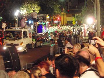 De parade in de straten van Sydney.